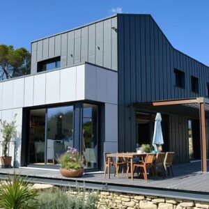 Maison avec un bardage en zinc